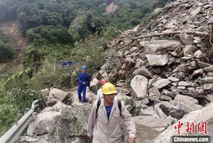 電力搶險(xiǎn)人員徒步通過(guò)垮塌路段?！∷拇娏﹫D