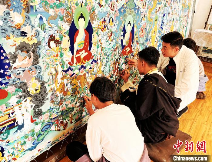 青海唐卡藝術(shù)小鎮(zhèn)：“勞模畫(huà)師”師帶徒，文化扶貧富一方
