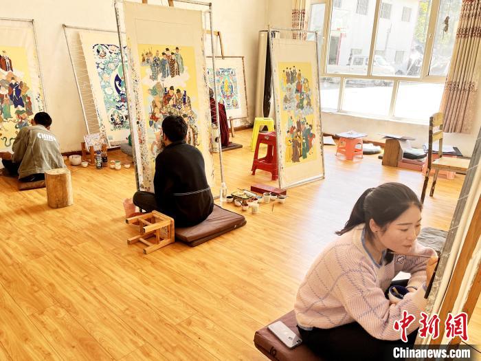 圖為畫(huà)室內(nèi)學(xué)徒練習(xí)繪畫(huà)唐卡?！●R文莉 供圖