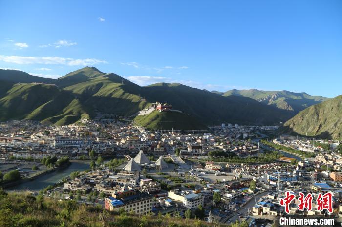 圖為航拍玉樹(shù)市?！∮駱?shù)市委宣傳部供圖