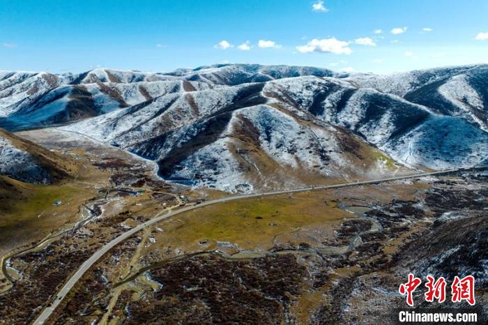西成高鐵紅原2號隧道出口附近山頭已被雪覆蓋?！⒅铱?攝