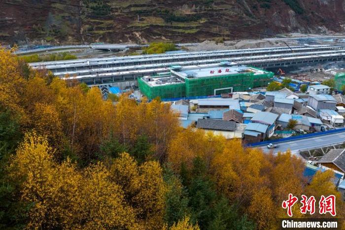正在建設(shè)的成蘭鐵路松潘站?！⒅铱?攝