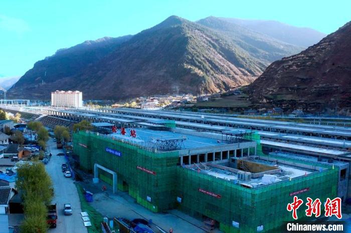 正在建設(shè)中的成蘭鐵路松潘站?！⒅铱?攝