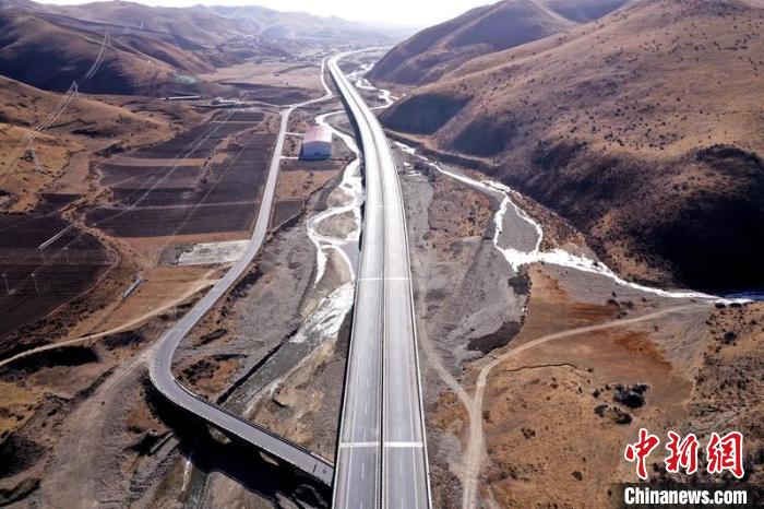 久馬高速公路阿壩50公里路段。　蜀道集團(tuán)供圖