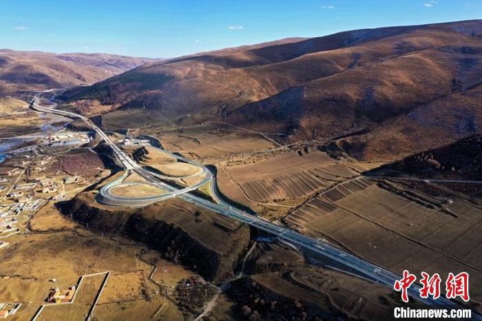 久馬高速公路阿壩互通段?！∈竦兰瘓F(tuán)供圖