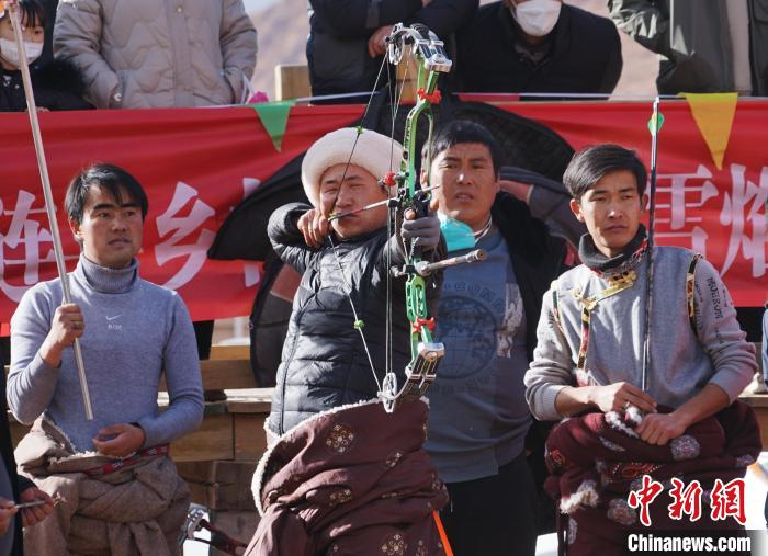 圖為藏族民眾比拼射箭技藝?！●R銘言 攝
