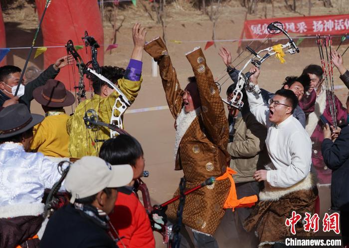 圖為藏族民眾跺腳歡呼慶祝弓箭手射中靶心。　馬銘言 攝