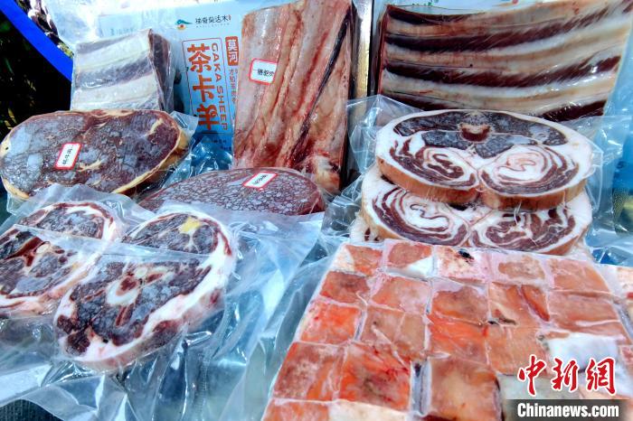 圖為前來參展的柴達(dá)木肉類。　李雋 攝
