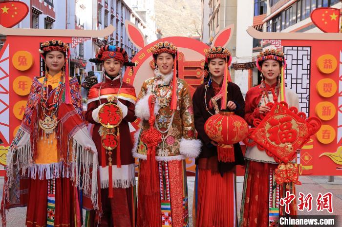 丹巴美女送祝福，迎新年?！±钣腊?攝