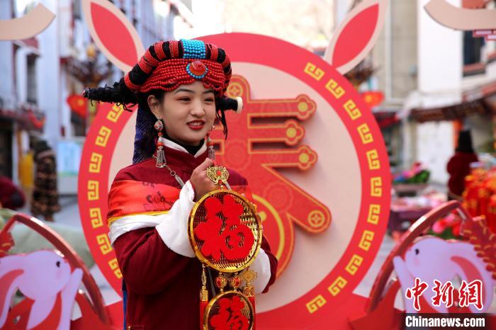 身著嘉絨藏族服飾的丹巴女孩送祝福?！〖o 攝