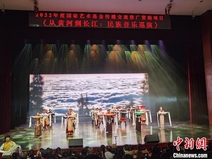 圖為演出現(xiàn)場?！∨擞隄?攝