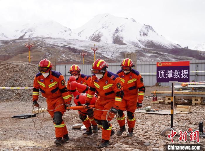 圖為地震實戰(zhàn)拉動現(xiàn)場，參演人員正在轉(zhuǎn)移受傷人員?！∮駱湎拦﹫D