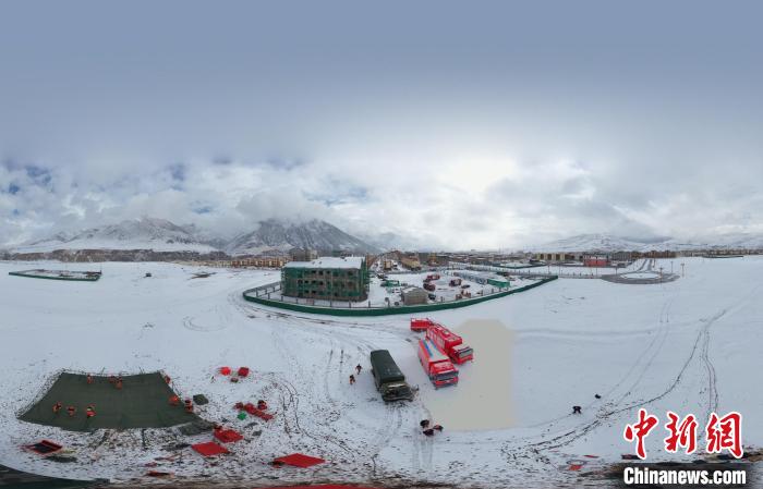 圖為地震實戰(zhàn)演練現(xiàn)場全景?！∮駱湎拦﹫D