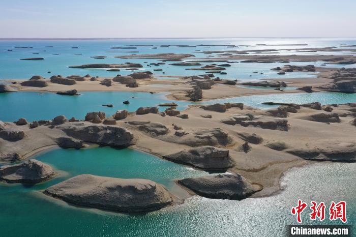 航拍青海大柴旦烏素特水上雅丹奇特景觀?！●R銘言 攝