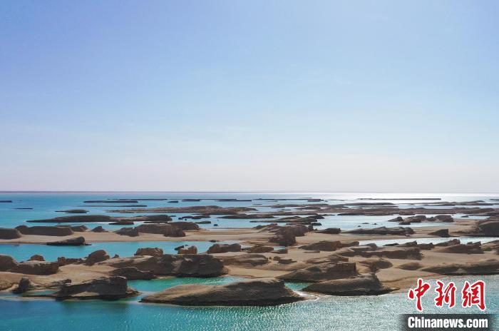 航拍青海大柴旦烏素特水上雅丹奇特景觀。　馬銘言 攝