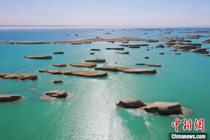 航拍青海大柴旦烏素特水上雅丹奇特景觀?！●R銘言 攝