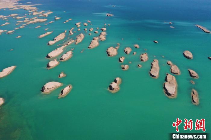 航拍青海大柴旦烏素特水上雅丹奇特景觀?！●R銘言 攝