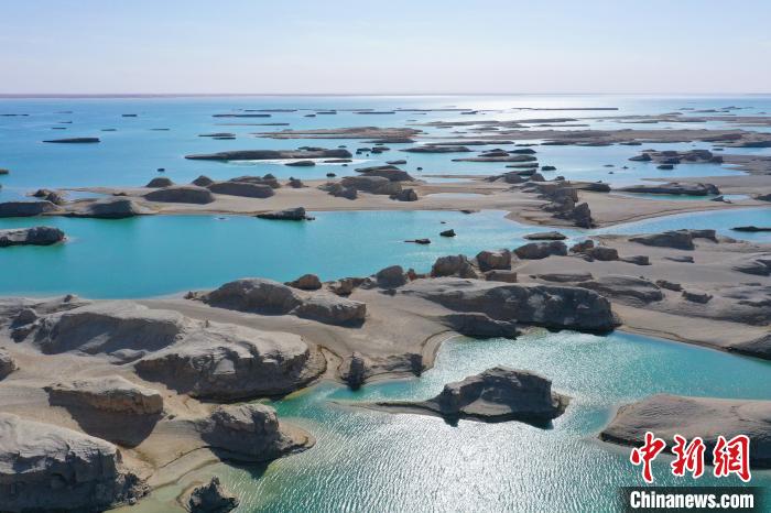 航拍青海大柴旦烏素特水上雅丹奇特景觀?！●R銘言 攝
