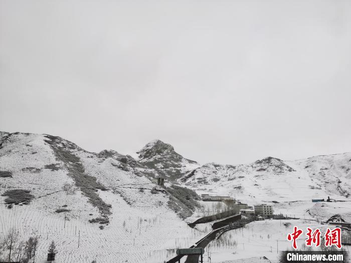 圖為青海省東南部的青沙山區(qū)域銀裝素裹?！?zhí)砀?攝
