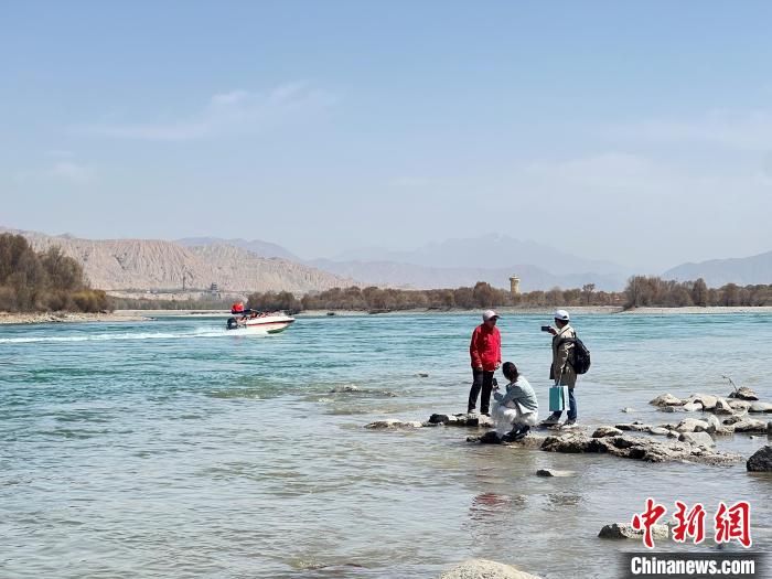 圖為游客在黃河岸畔游玩，并與黃河合影留念?！∑钤鲚?攝