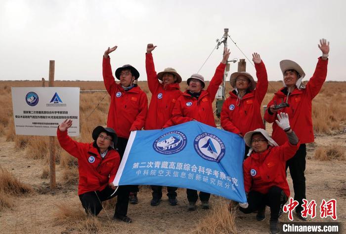 經(jīng)過不懈努力，格爾木濕地站終于建成，第二次青藏科考中科院空天院分隊(duì)向航拍無人機(jī)揮手合影?！?lt;a target='_blank' href='/'><p  align=