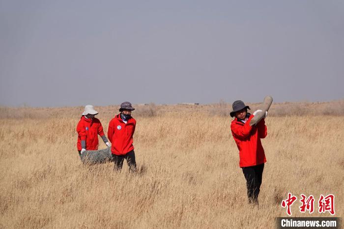 格爾木濕地站建設(shè)過程中，第二次青藏科考中科院空天院分隊(duì)隊(duì)員化身搬運(yùn)工，在高原上開展體力勞動?！?lt;a target='_blank' href='/'><p  align=