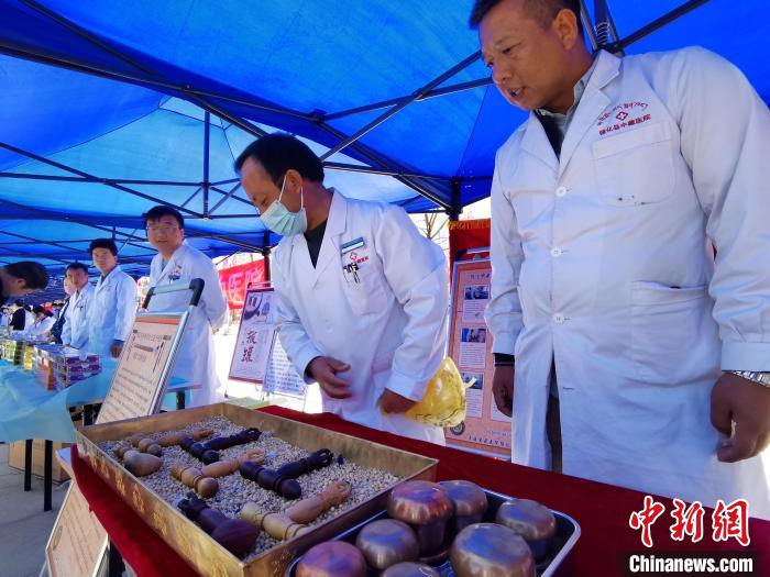 圖為青海省循化縣的國家級非遺項(xiàng)目尤闕療法的器械展示?！?zhí)砀?攝