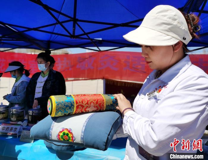 圖為青海省互助縣的中藥枕頭?！?zhí)砀?攝