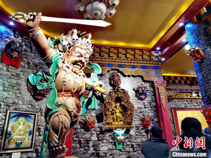 青海“金色谷地”熱貢：唐卡、泥塑璀璨奪目