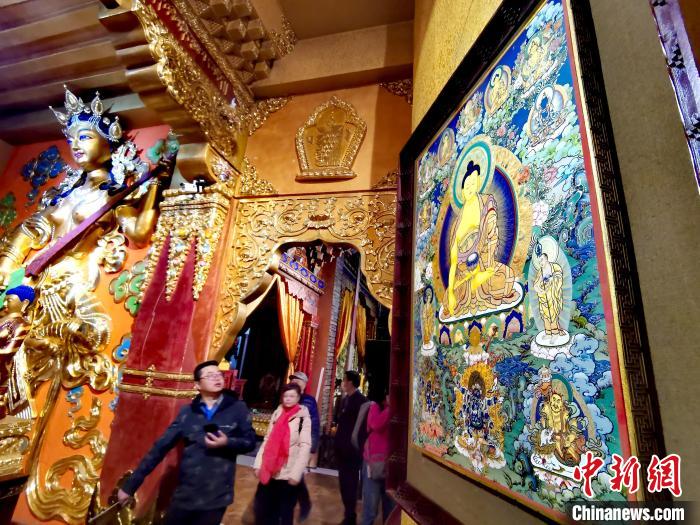 圖為仁俊畫院內(nèi)的唐卡?！?zhí)砀?攝