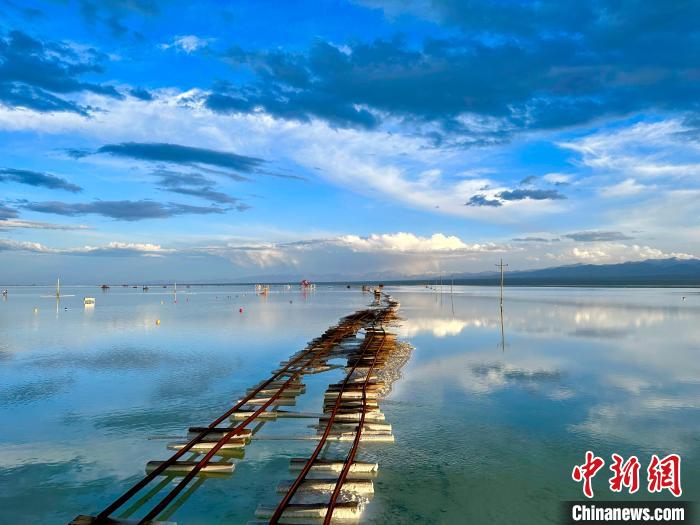 圖為茶卡鹽湖景區(qū)風(fēng)光?！⒀?攝