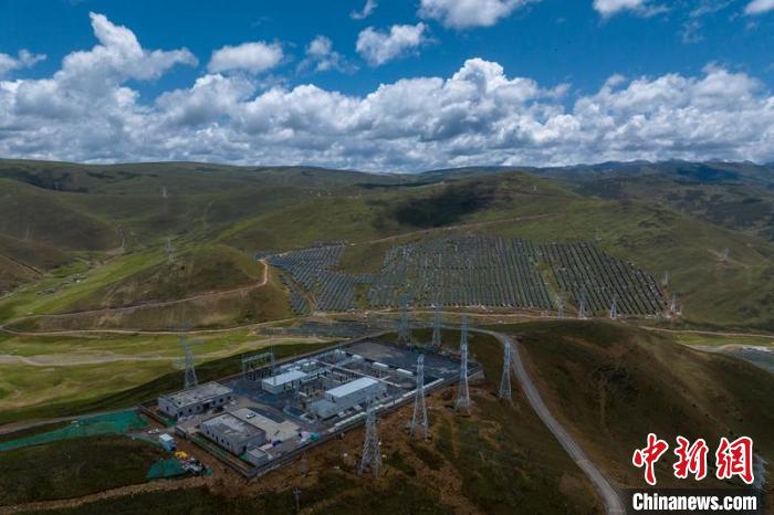 航拍建成投運(yùn)的柯拉一期光伏電站升壓站?！⒅铱?攝