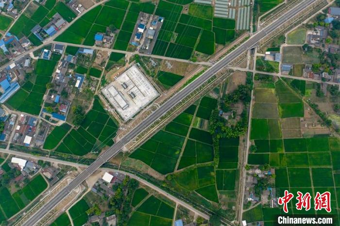 空中俯瞰綿竹牽引變電所和川青鐵路成黃段鐵路線?！⒅铱?攝