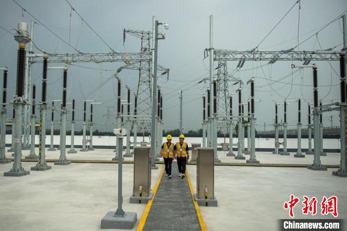 工作人員正在綿竹牽引變電所內(nèi)巡查設(shè)備受電運(yùn)行情況?！⒅铱?攝