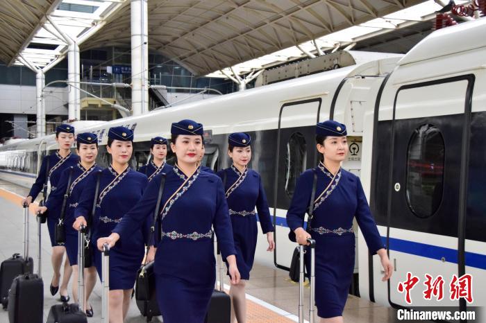 圖為青藏鐵路西格段“復(fù)興號(hào)”動(dòng)車組乘務(wù)員新制服亮相?！|科力加 攝
