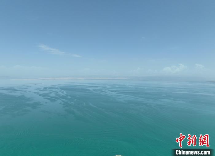 圖為航拍仲夏時(shí)節(jié)，青海湖水天一色?！∑钤鲚?攝