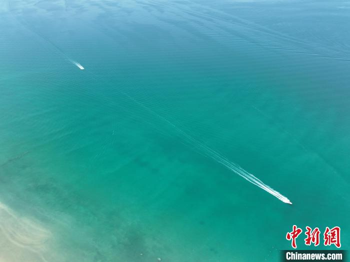 圖為航拍仲夏時(shí)節(jié)，青海湖湖水碧波蕩漾。　祁增蓓 攝