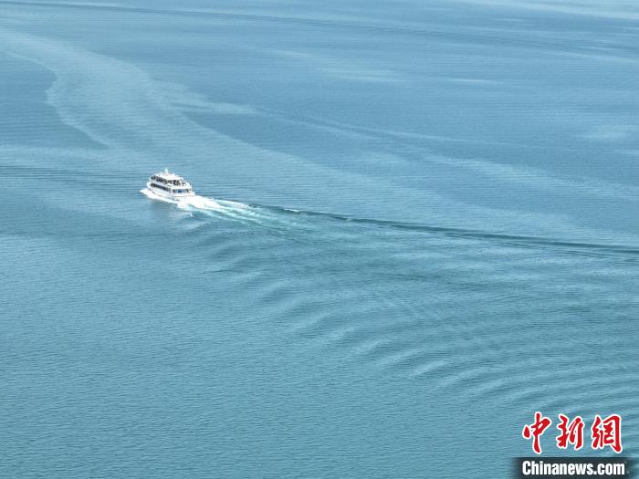 圖為航拍仲夏時(shí)節(jié)，青海湖湖水碧波蕩漾?！∑钤鲚?攝