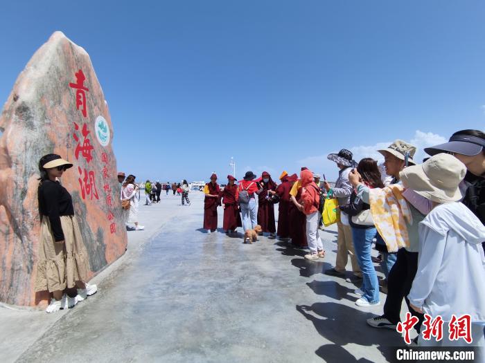 圖為航拍青海湖美景引游客拍照打卡?！∑钤鲚?攝