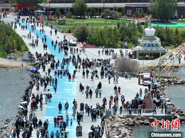 圖為航拍青海湖二郎劍景區(qū)游客眾多?！∑钤鲚?攝