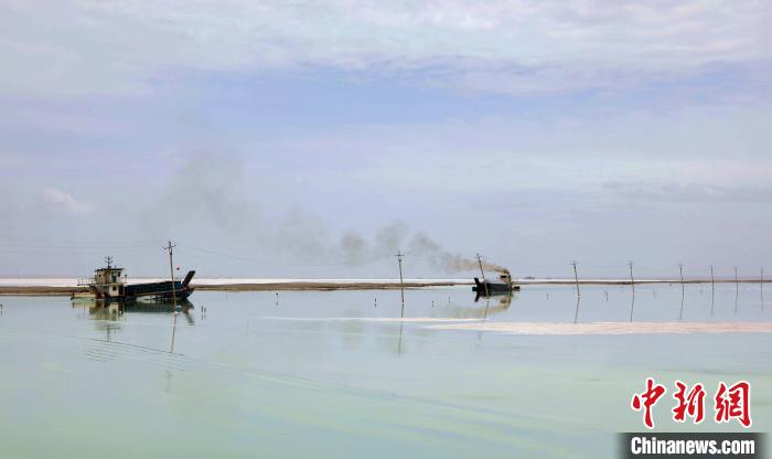 “天空之鏡”青海茶卡鹽湖：迎黃金旅游季，獨(dú)特景色引客來(lái)
