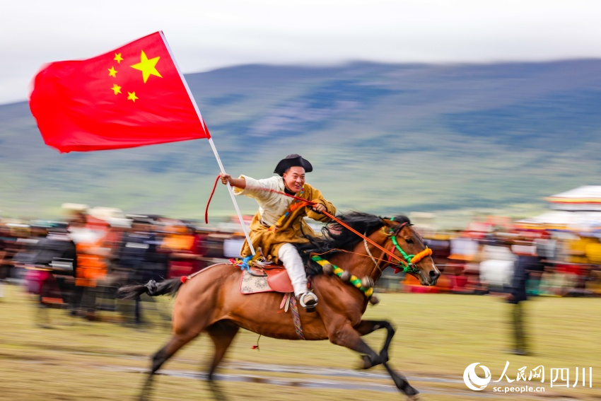 馬術(shù)表演現(xiàn)場。洛絨尼瑪攝