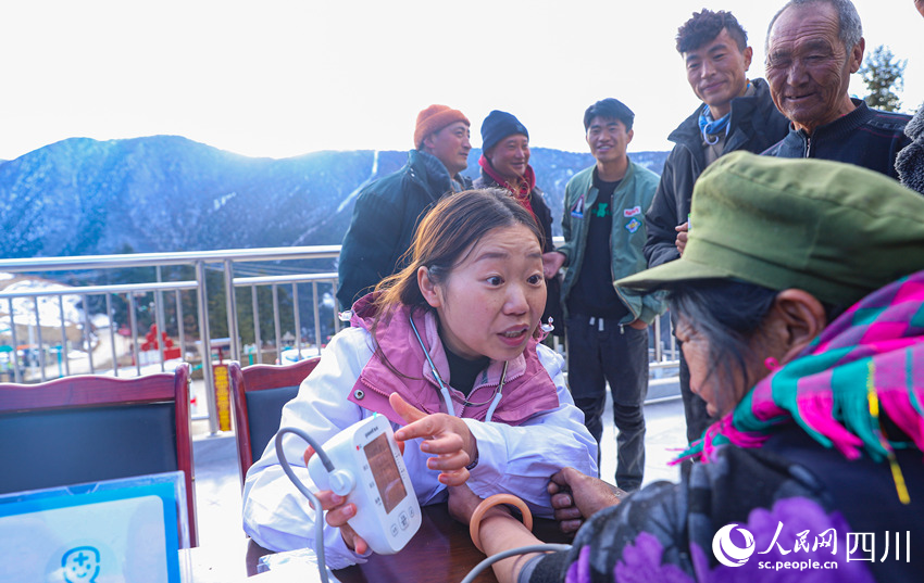 幫扶醫(yī)療小分隊成員為村民義診。劉學(xué)懿攝