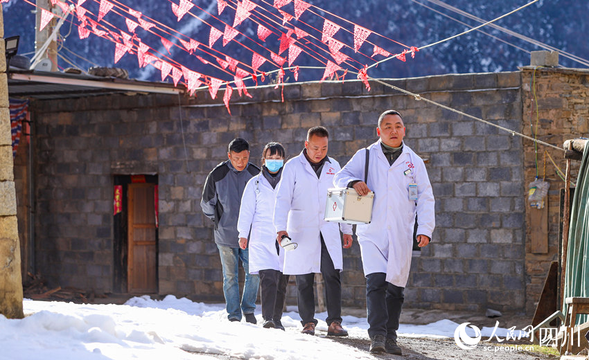 對口幫扶醫(yī)療小分隊行走在雪地里。劉學(xué)懿攝