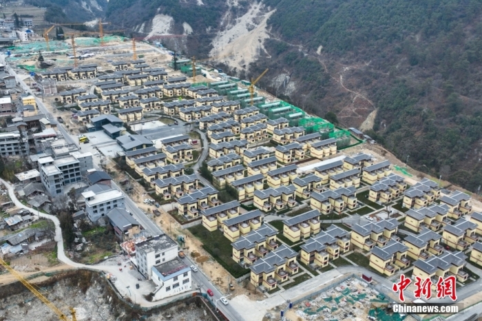 圖為2月1日，瀘定磨西鎮(zhèn)震后重建的安置小區(qū)。(無人機(jī)照片)<a target='_blank' href='/'><p  align=