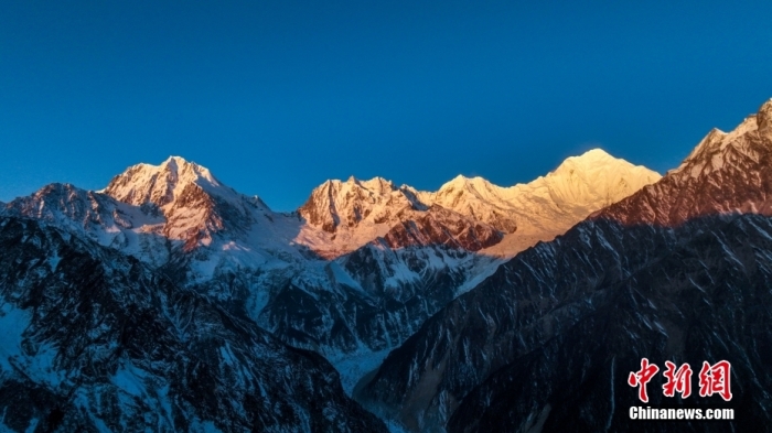 圖為2月1日，清晨陽(yáng)光照在貢嘎雪山上，出現(xiàn)“日照金山”景觀。(無人機(jī)照片)<a target='_blank' href='/'><p  align=