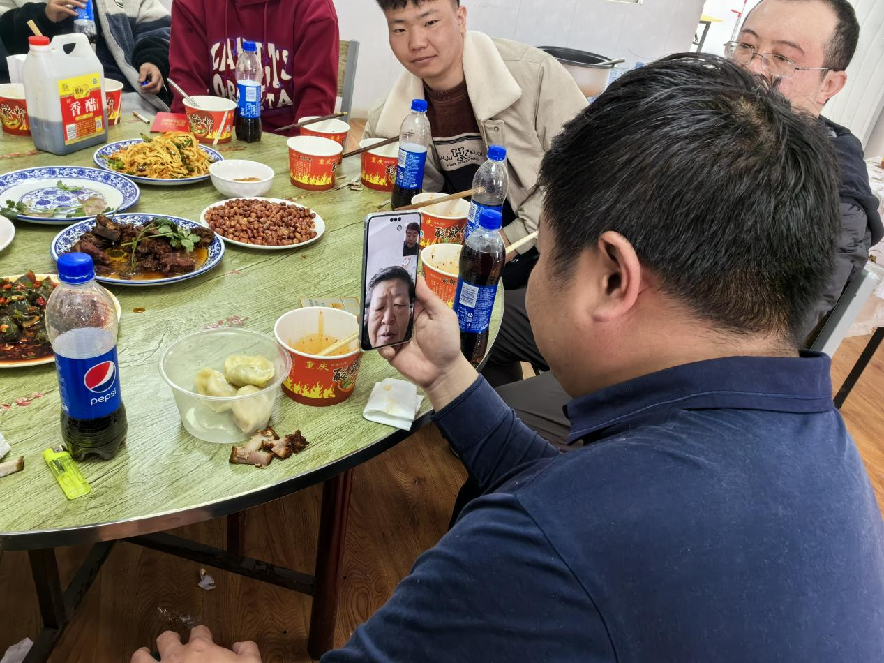 王玉琦與家人視頻。王元明攝