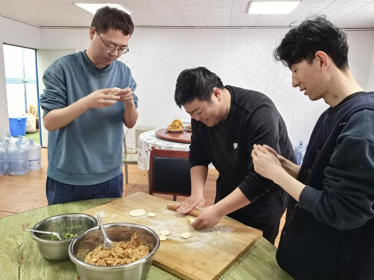 項目部里包餃子。王元明攝