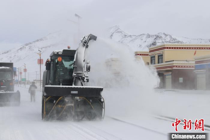 圖為該支隊(duì)官兵正在清理路面積雪?！《崦刺?攝