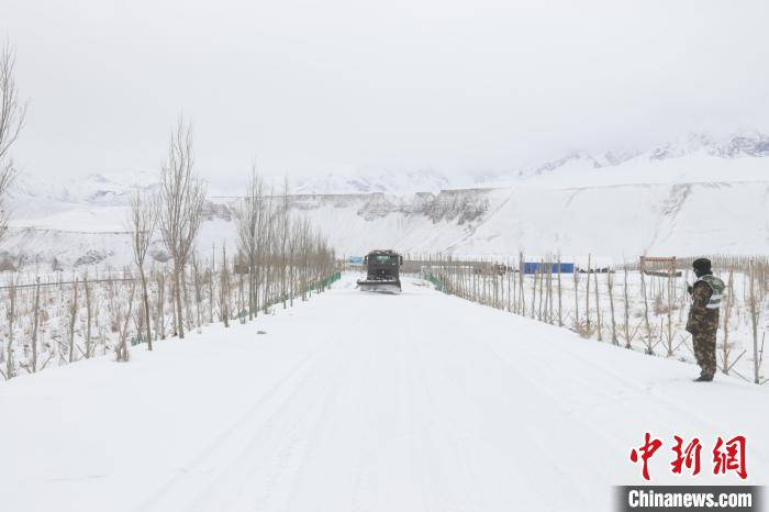 圖為救援官兵正在緊急清理路面積雪?！《崦刺?攝